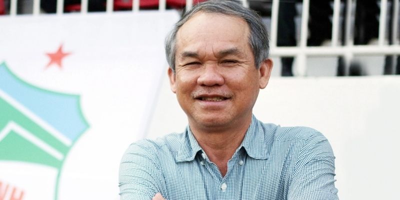 bau-duc-xuat-hien-ben-canh-cau-thu-hagl-trong-buoi-tap
